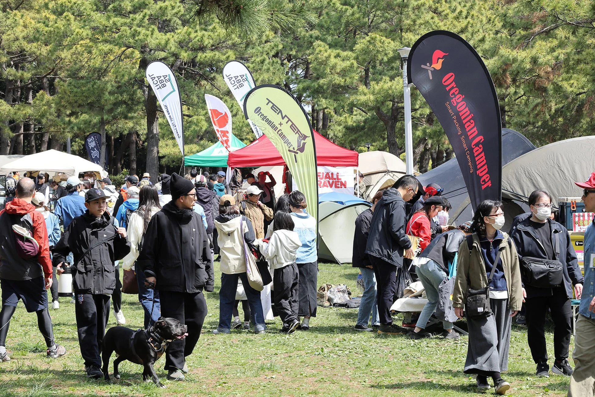 多くの人々が訪れる屋外のアウトドアイベントの様子