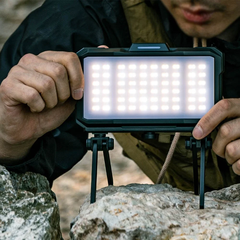 ポータブルLEDライトを調整する様子