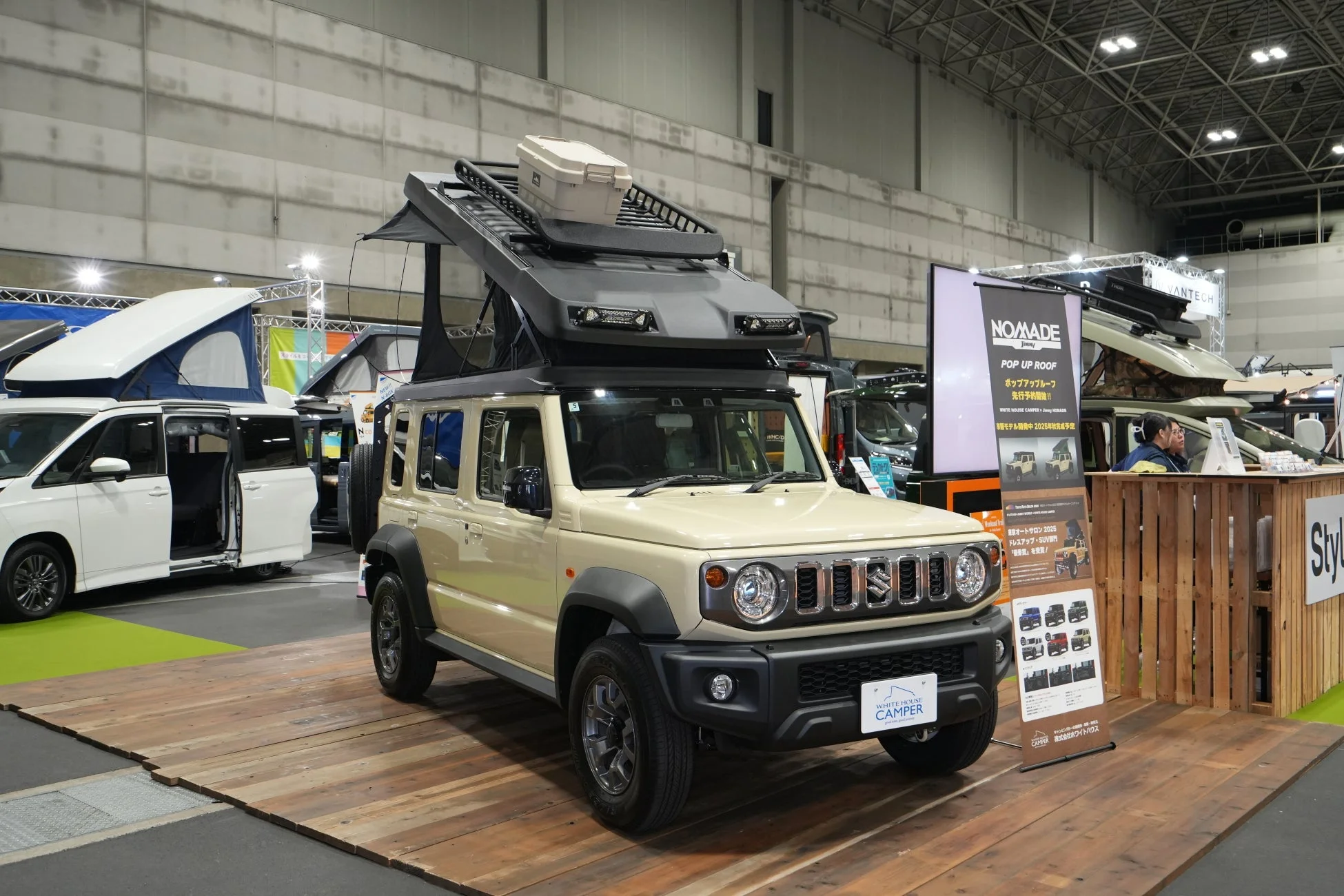 キャンピングカー展示風景4
