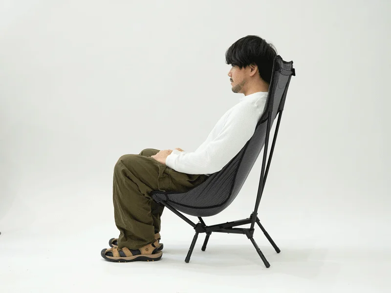 男性が高さ調整されたチェアに座る様子