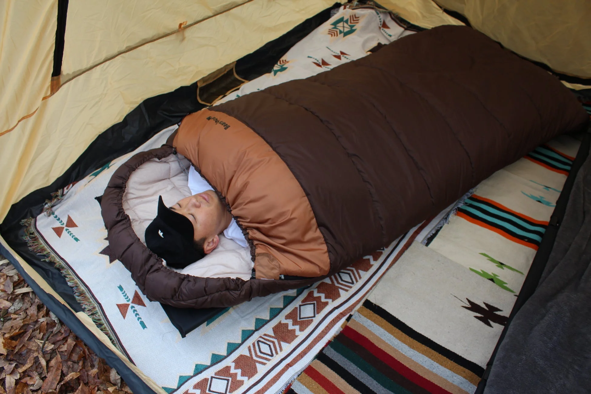 キャンプ、テント、寝袋、睡眠、アウトドア、男性、リラックス、休息、ブランケット、ネイティブ柄、秋