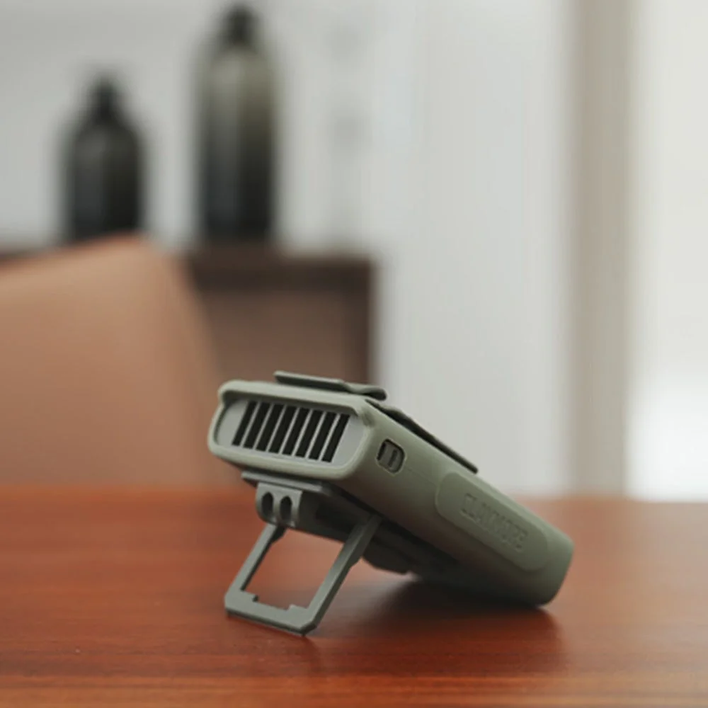 木目調のテーブルに置かれた小型扇風機