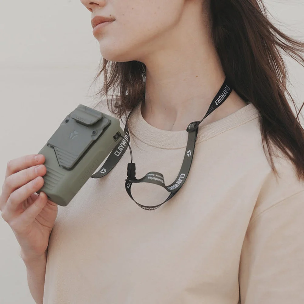 ネックストラップでポータブルデバイスを下げた女性