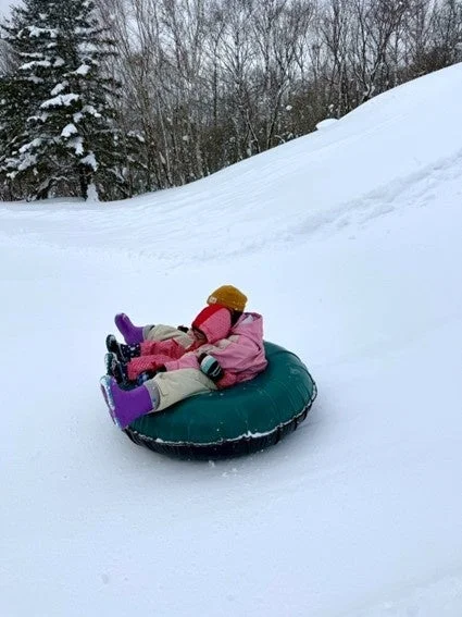 チューブそりを楽しむ子どもたち