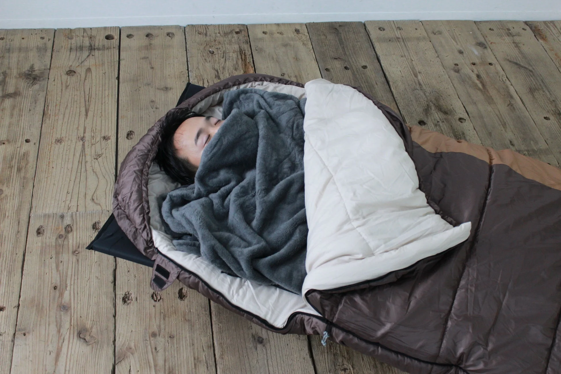 寝袋、睡眠、休息、リラックス、屋内、木の床、キャンプ、防寒、快適