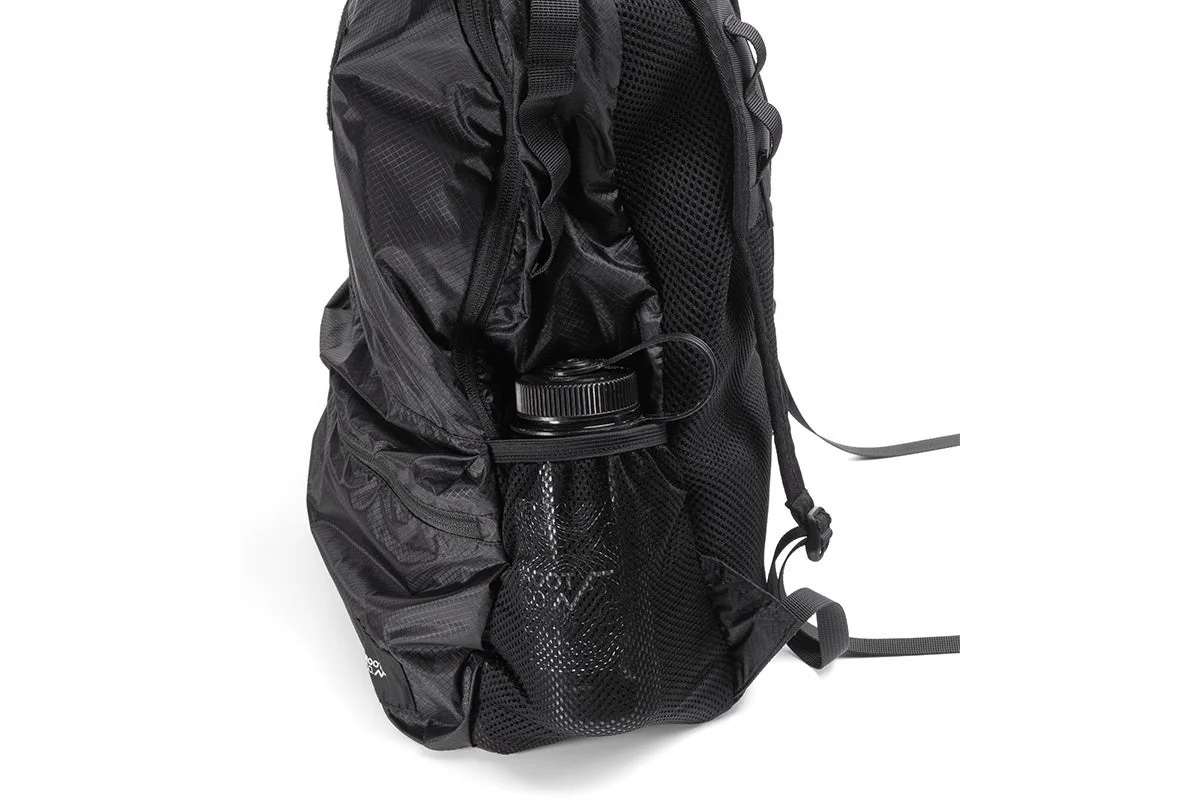 サイドメッシュポケットに黒い水筒が収納されている様子