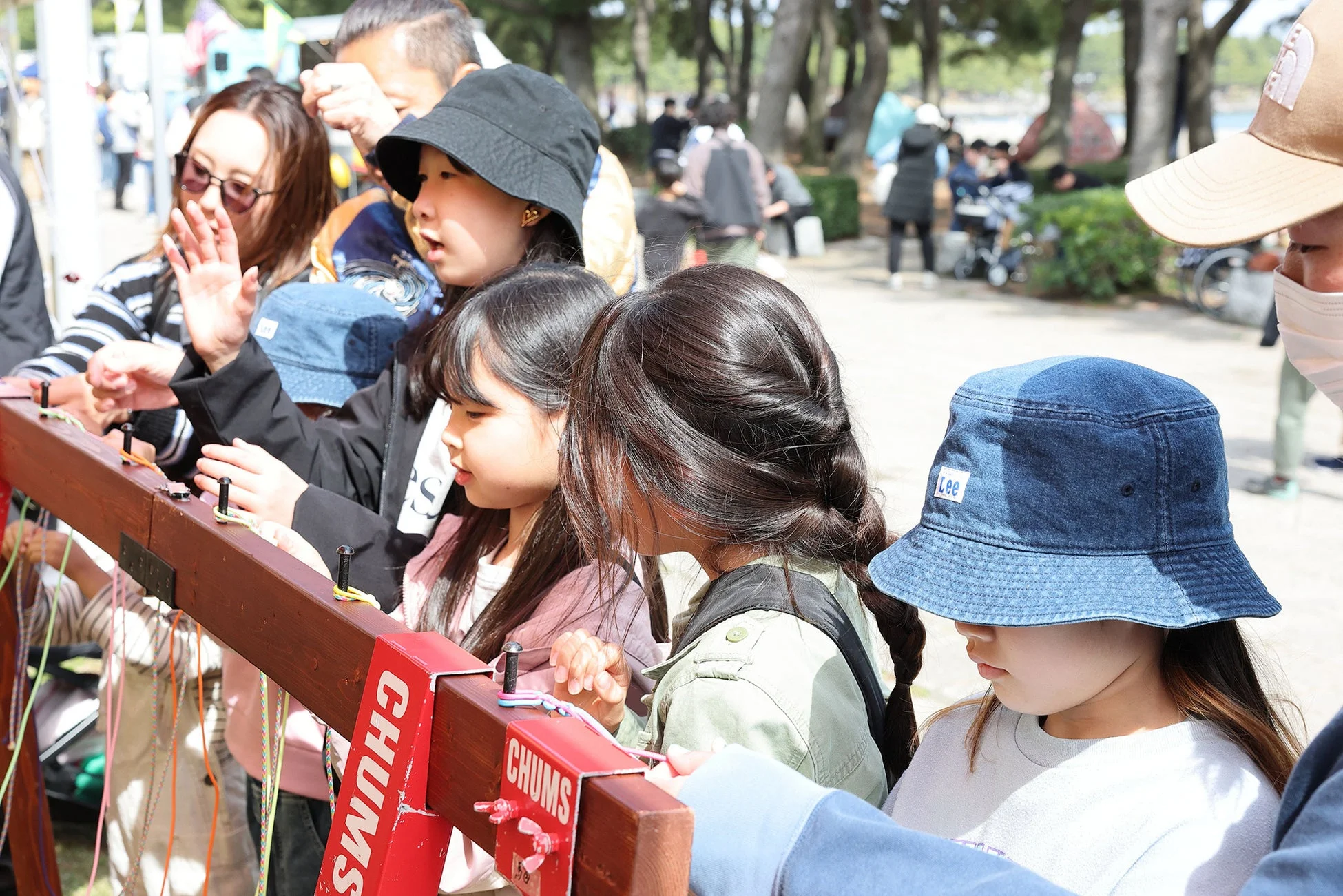 屋外で子供たちがクラフト体験をしている様子