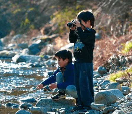 川辺で遊ぶ子供たち