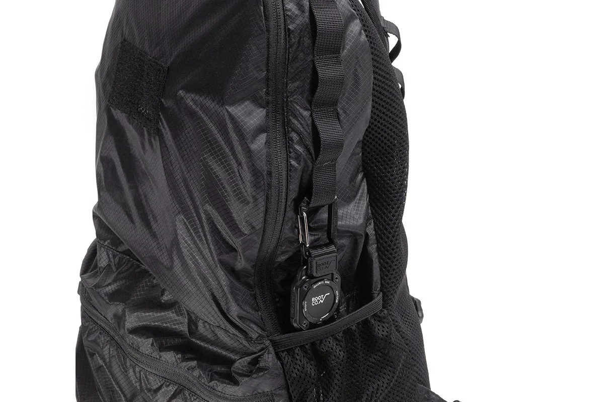 黒い軽量なバックパックにROOT CO.のマグネットリール360が取り付けられている