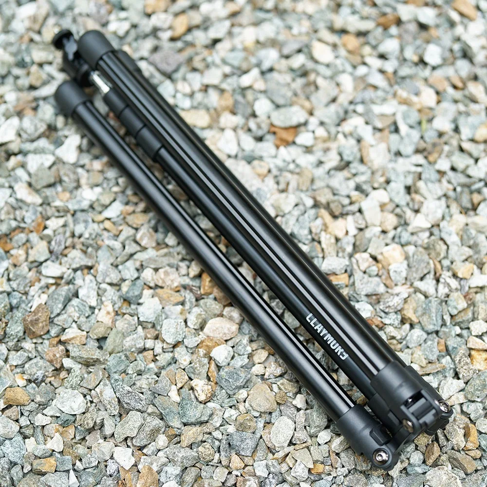 砂利の上に置かれた折りたたみ式の三脚