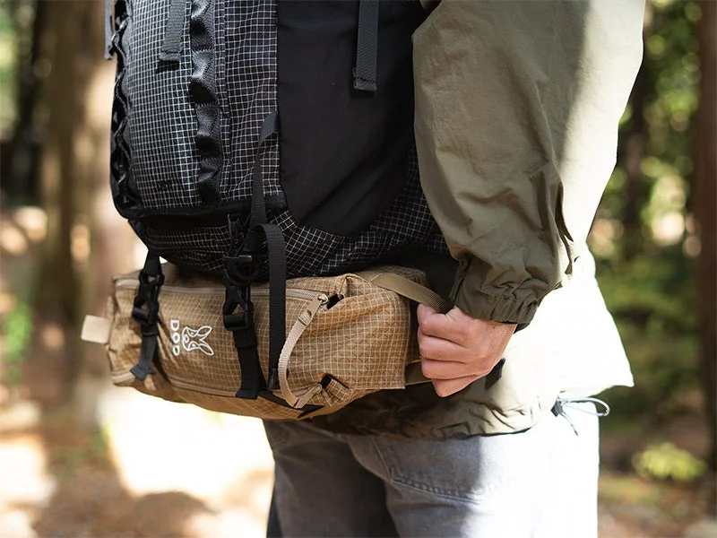 バックパックにDODチェアを取り付けて歩く様子