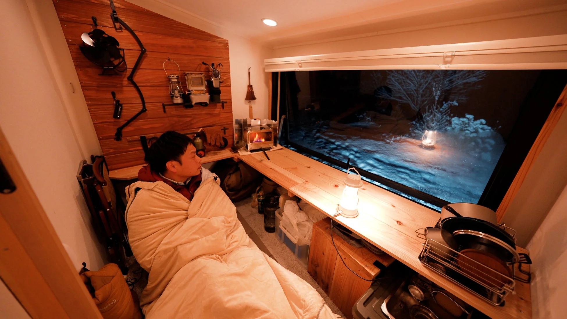 キャンピングカー内部でくつろぐ男性