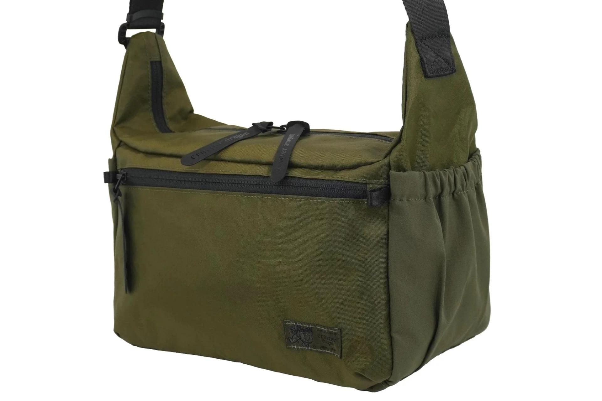 カーキのショルダーバッグ