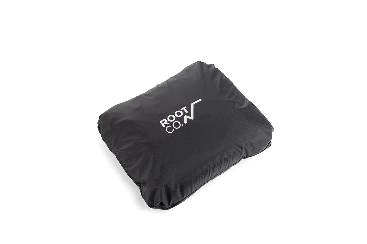 ROOT CO.のロゴが入った黒い収納ポーチ