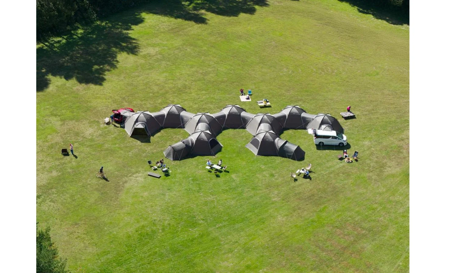 連結されたテント群の空撮