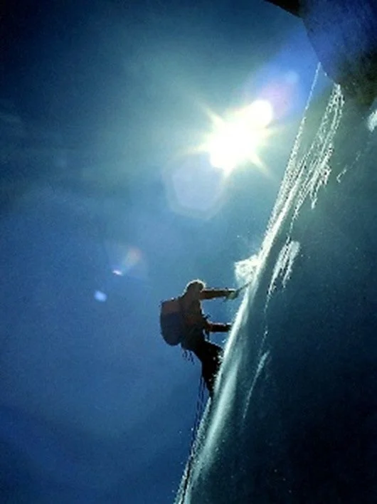 氷壁を登るクライマー