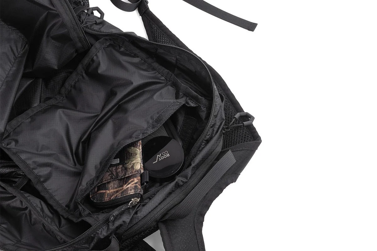 黒いバックパック内部の複数の収納ポケット