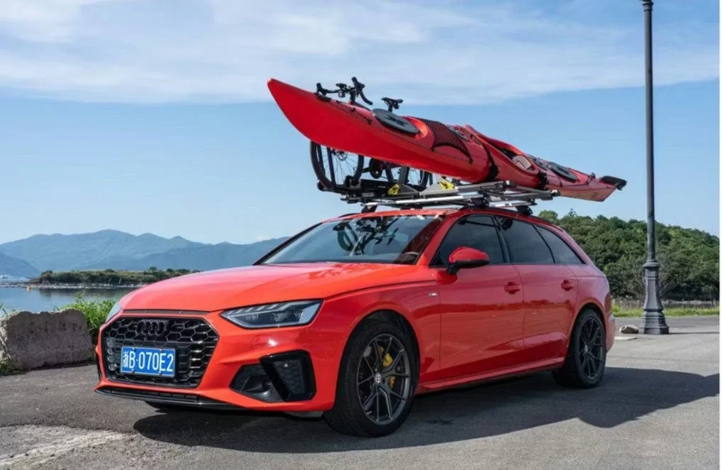 カヤックと自転車を積んだ車