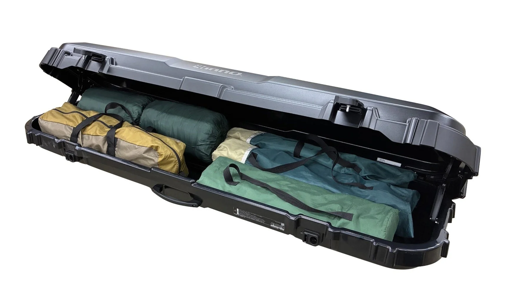 黒いルーフボックスが開いた状態で、中に寝袋やテントなどのキャンプ用品が収納されている様子を捉えた画像です。蓋には「inno」のロゴが見えます。