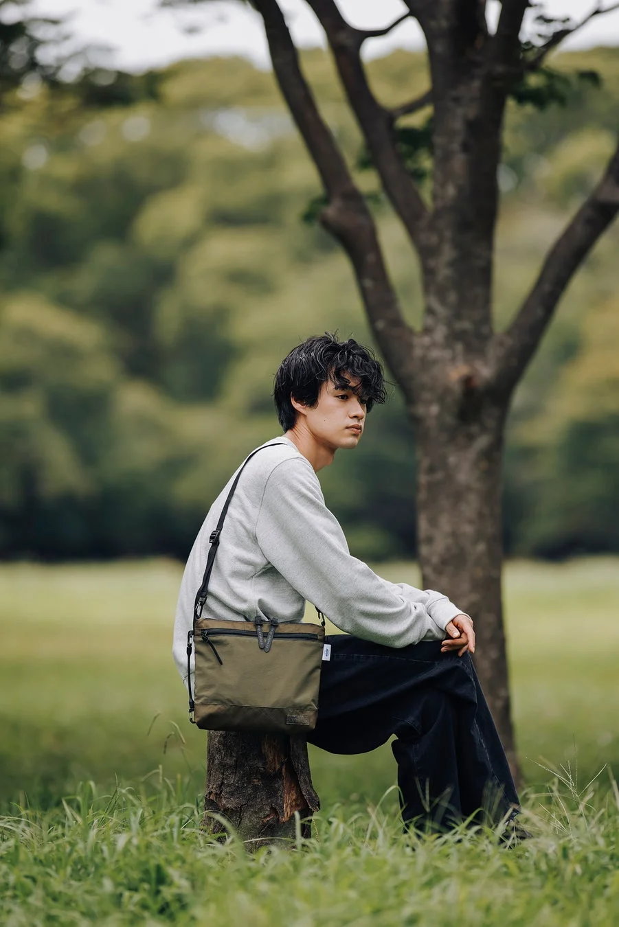 男性の後ろ姿とバックパック