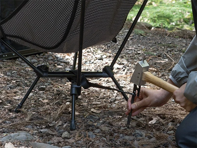 チェアアンカー用タイベルトでペグを打ち込む様子