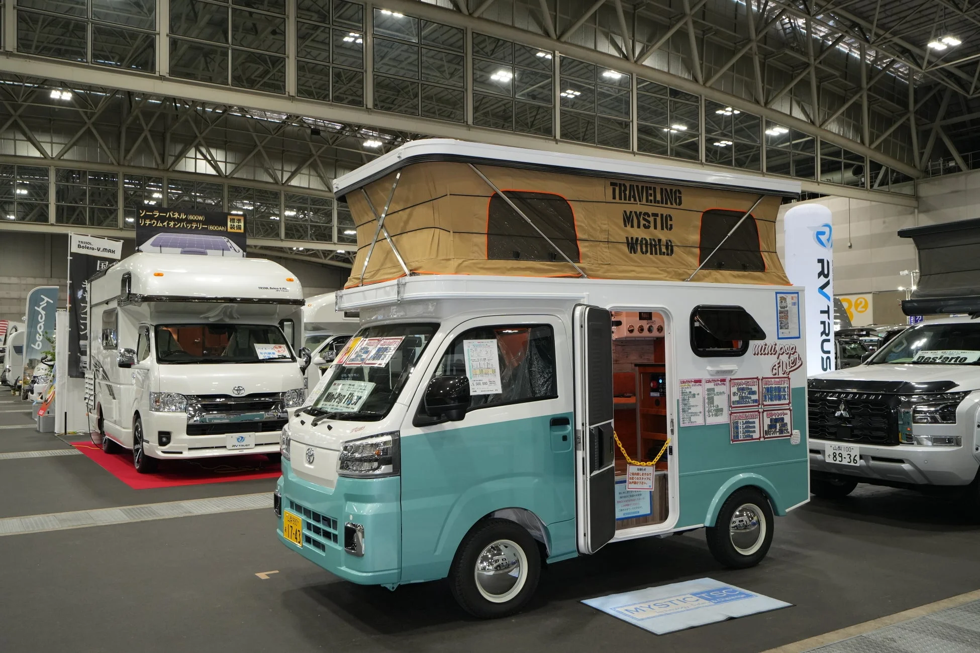 キャンピングカー展示風景3