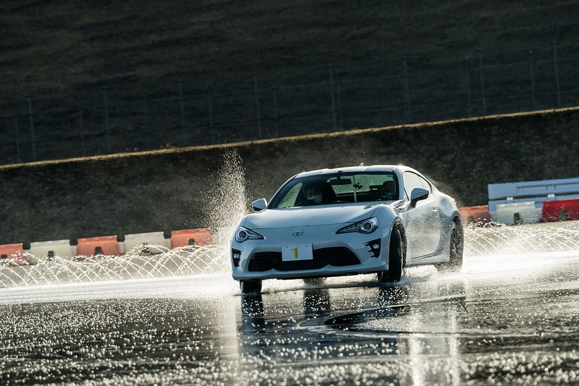 水しぶきを上げるスポーツカー