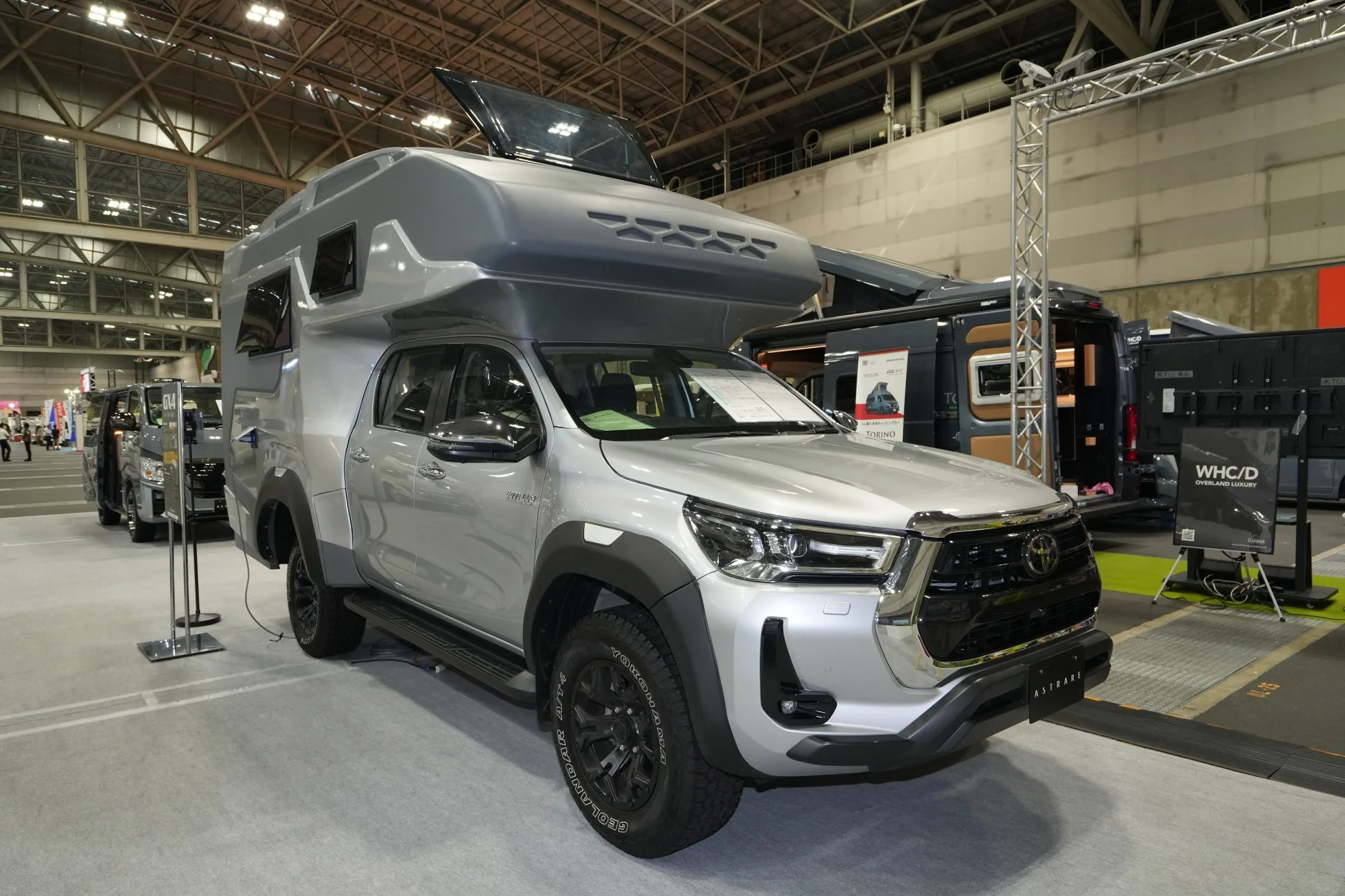 キャンピングカー展示風景2