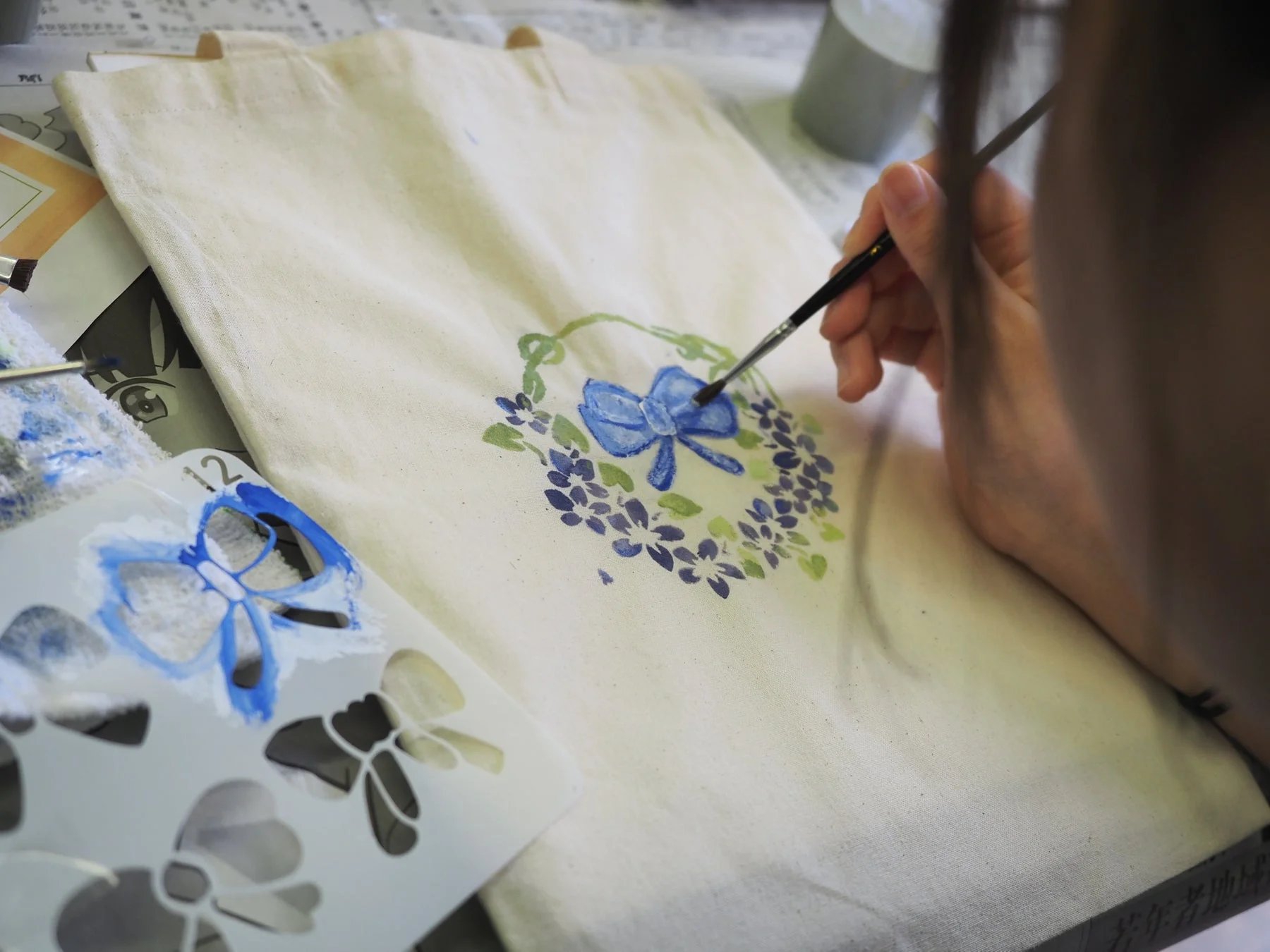 トートバッグに型染めする様子