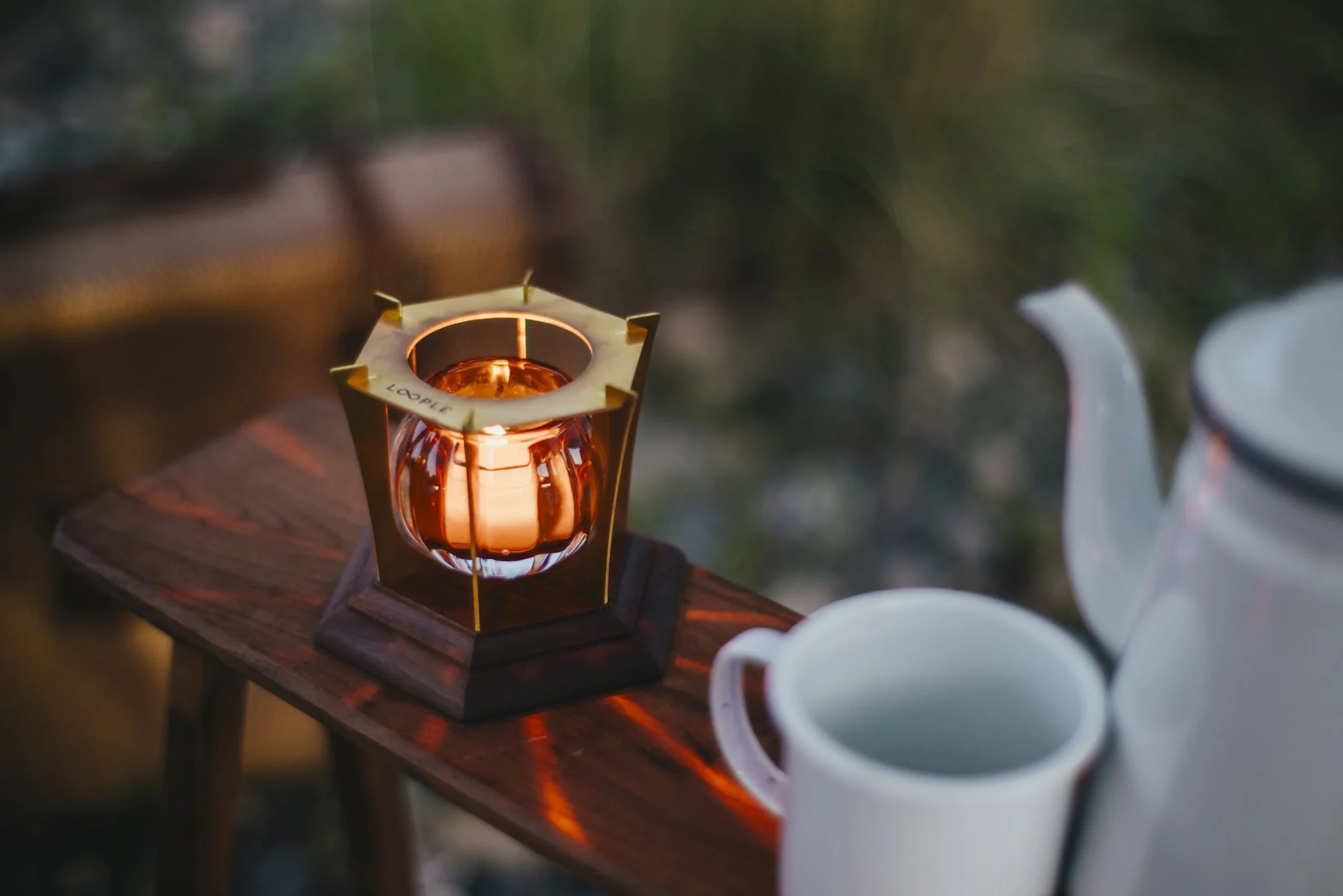 キャンドルウォーマー「グローブ」で飲み物を温める様子