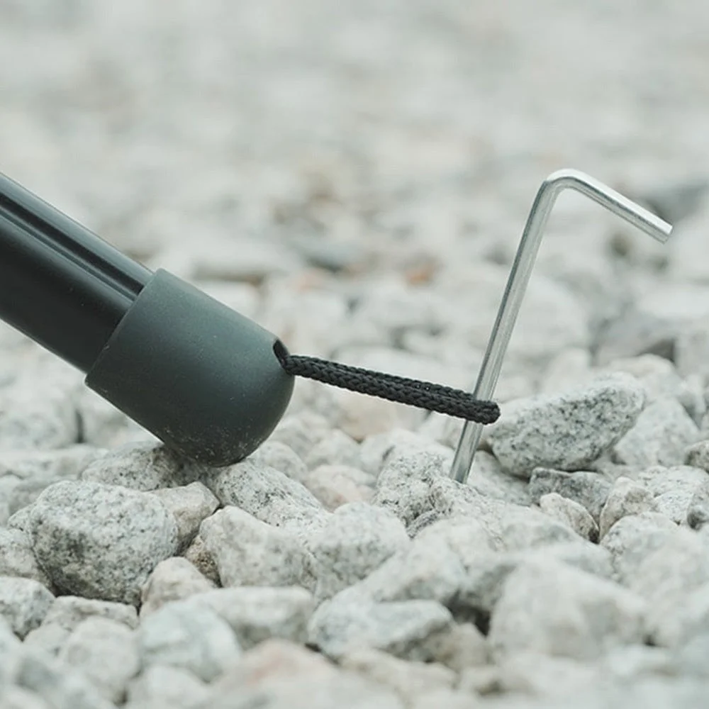 ペグで地面に固定されたポール