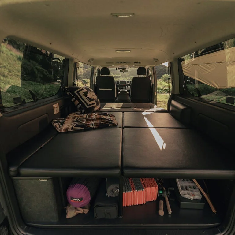 車内をカスタムしたバンライフ車両の荷室です。