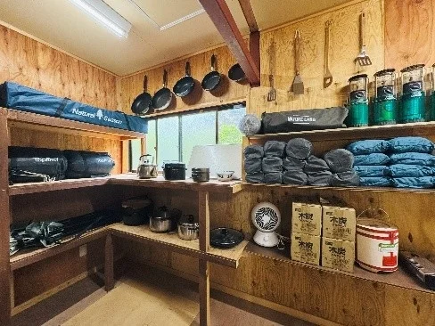 キャンプ用品が並ぶ収納部屋