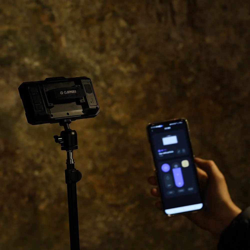 スマートフォンアプリでライトを操作する様子