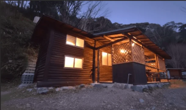 夕暮れのログハウス