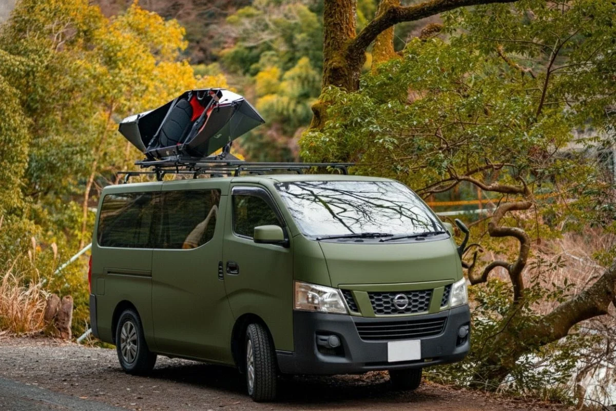 ルーフトップテントを積んだバン