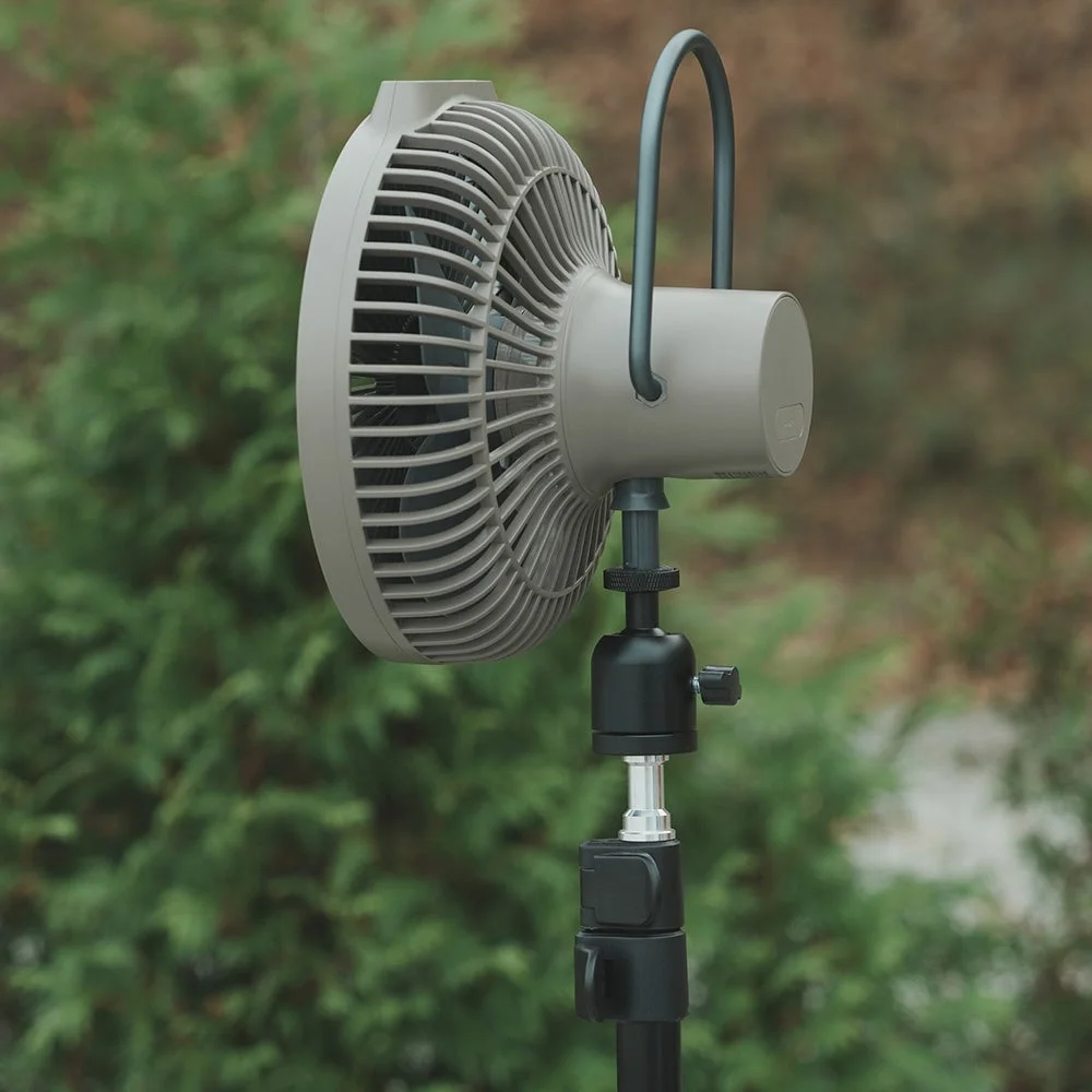 緑豊かな背景に設置されたポータブル扇風機