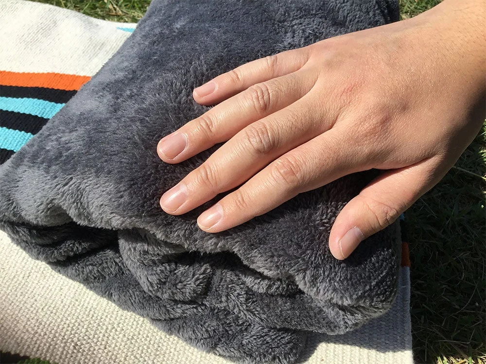 毛布、ふわふわ、手、触感、生地、テクスチャ、グレー、暖かい、快適、アウトドア