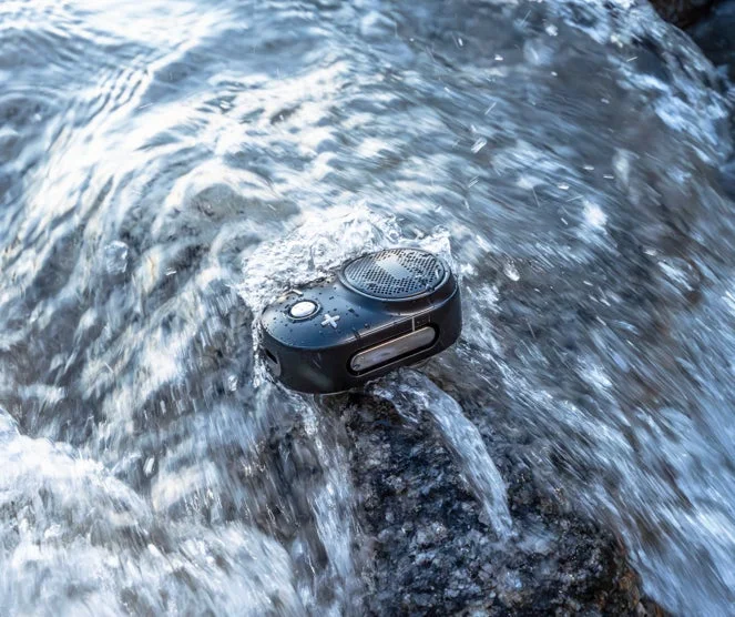 Divoom Itour-Sが水辺に置かれている様子