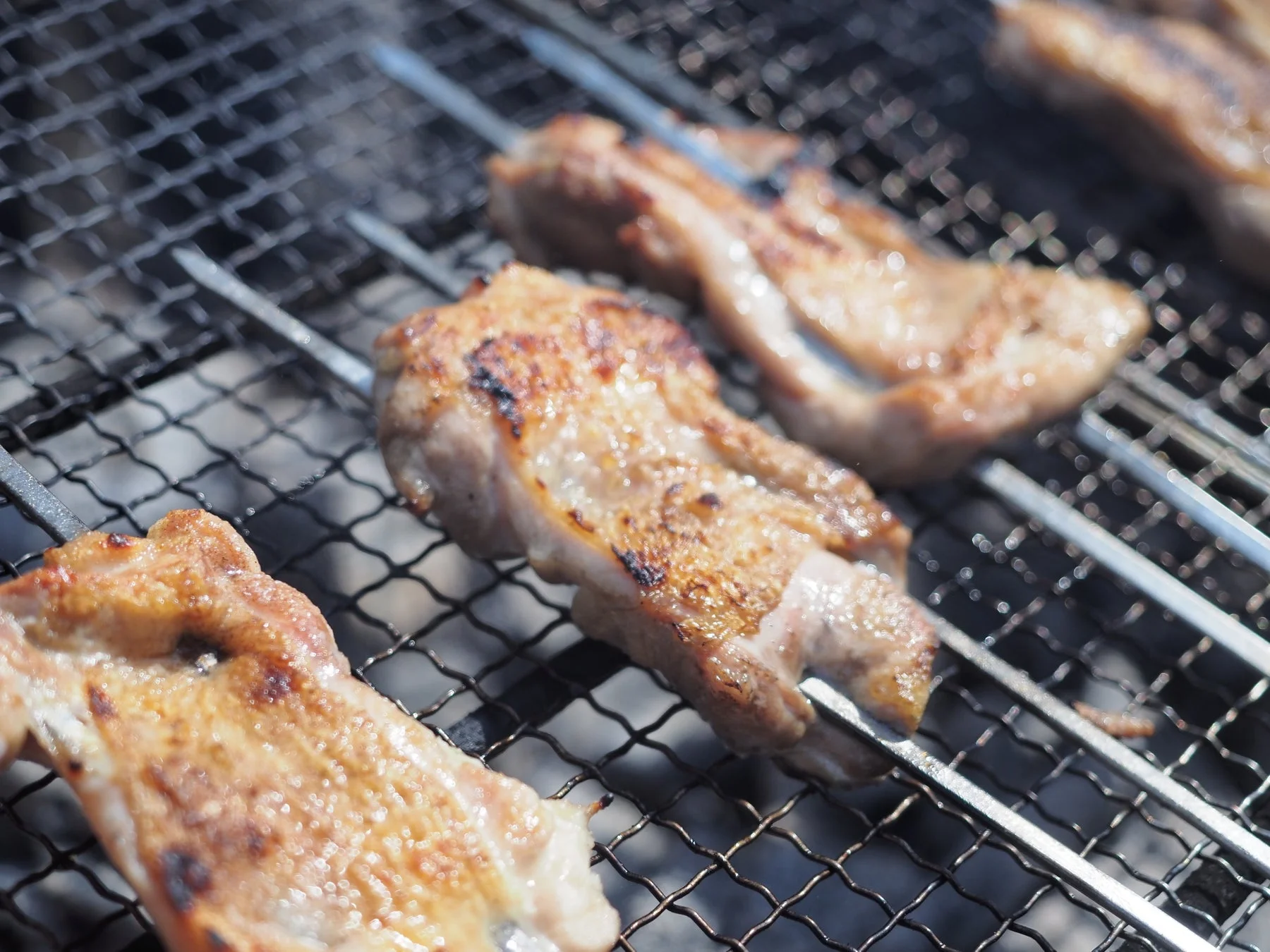 炭火で焼かれるチキン