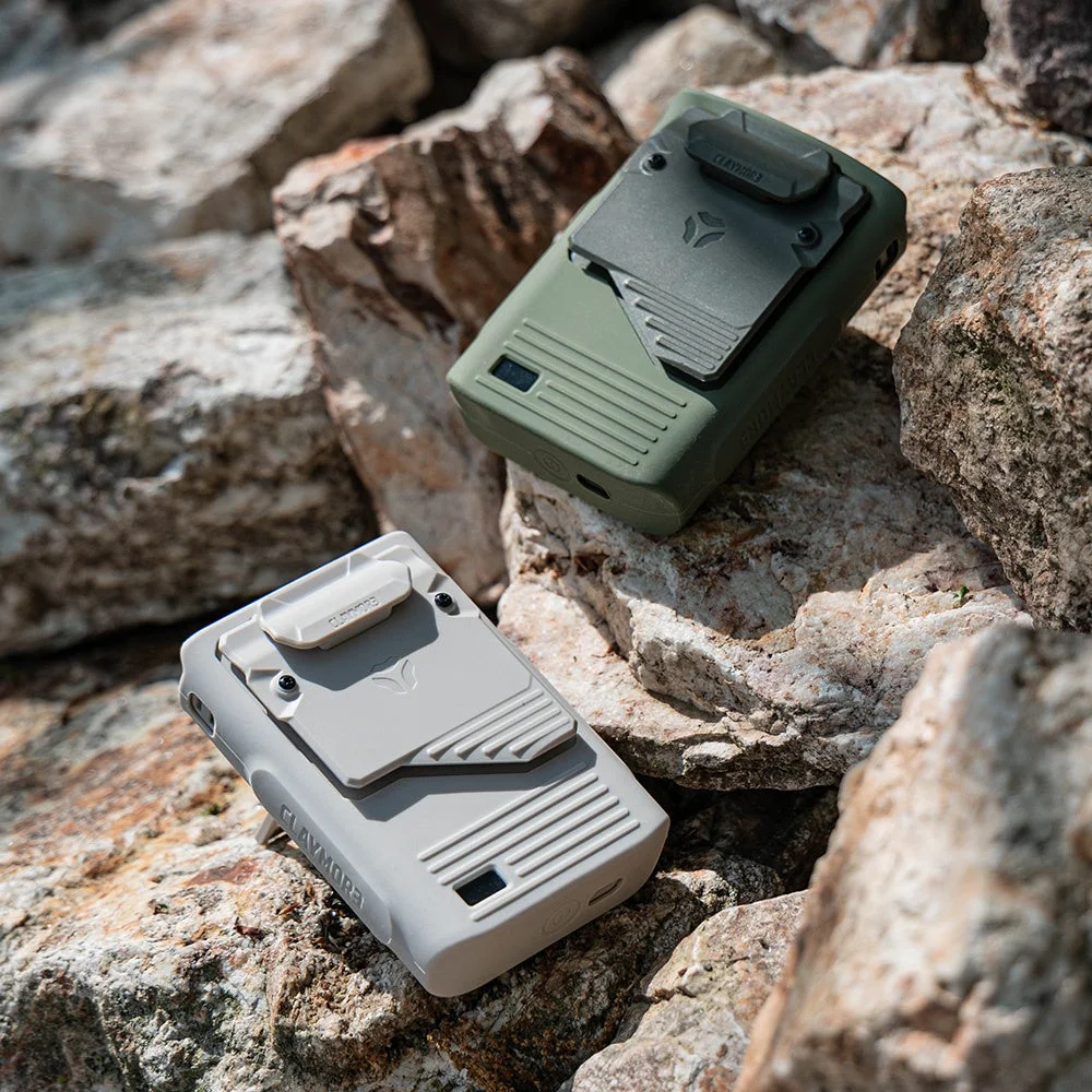 岩の上に置かれた2つのポータブルデバイス