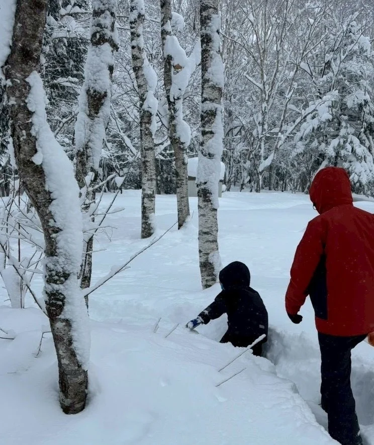 雪道を歩く親子