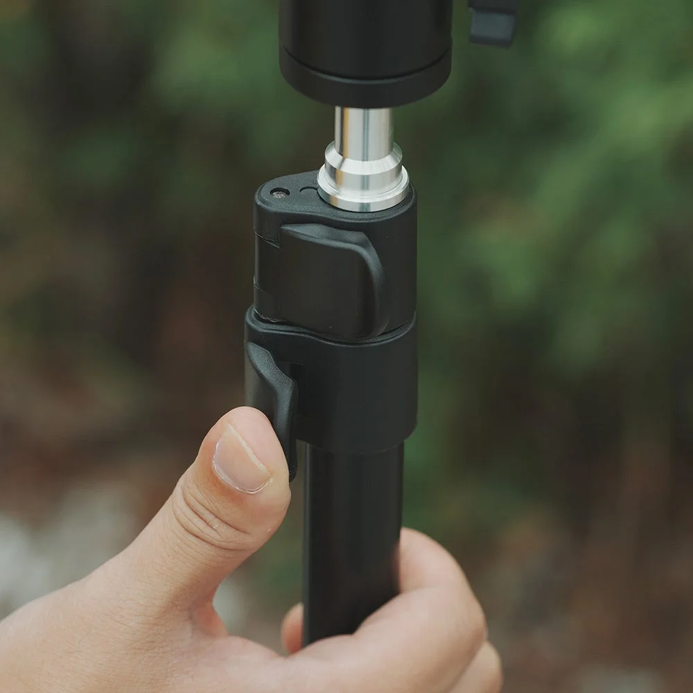 撮影機材のロック機構を操作する手