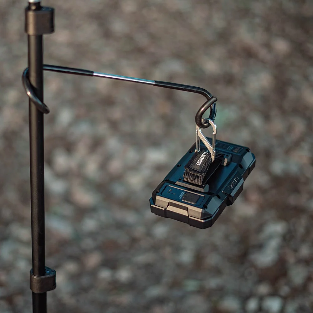 CLAYMOREのロゴが入ったポータブルライト