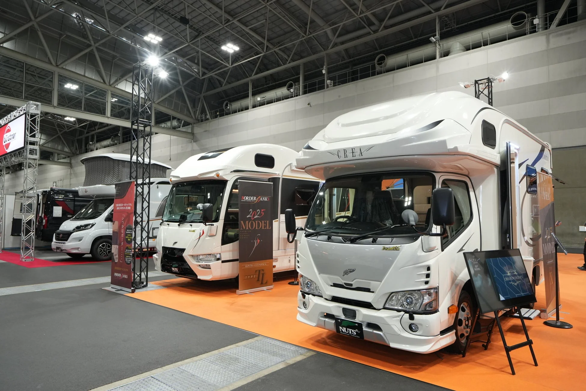 キャンピングカー展示風景1