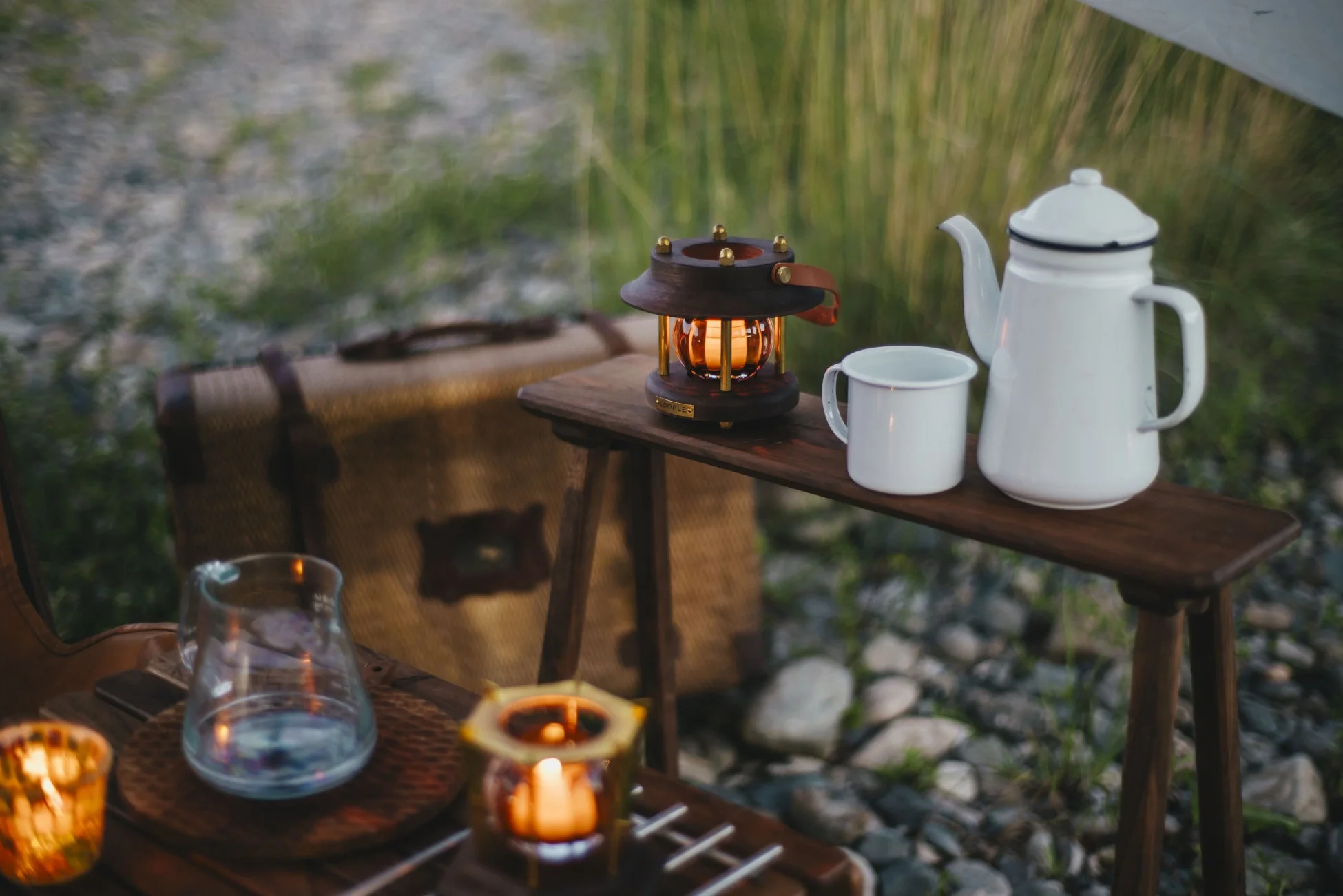 キャンプでキャンドルウォーマーを楽しむ様子