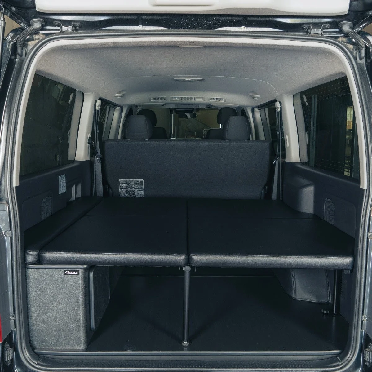 後部がベッド仕様に改造されたバンの車内。