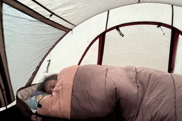 テント、寝袋、睡眠、キャンプ、屋内、休憩、アウトドア