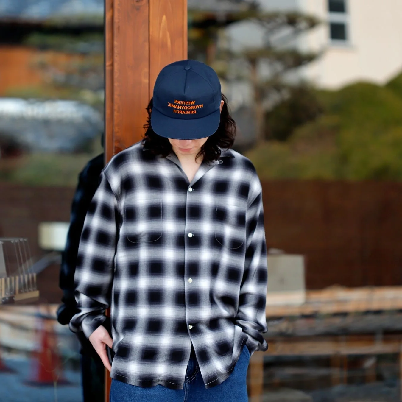 チェックシャツとキャップを着用した男性