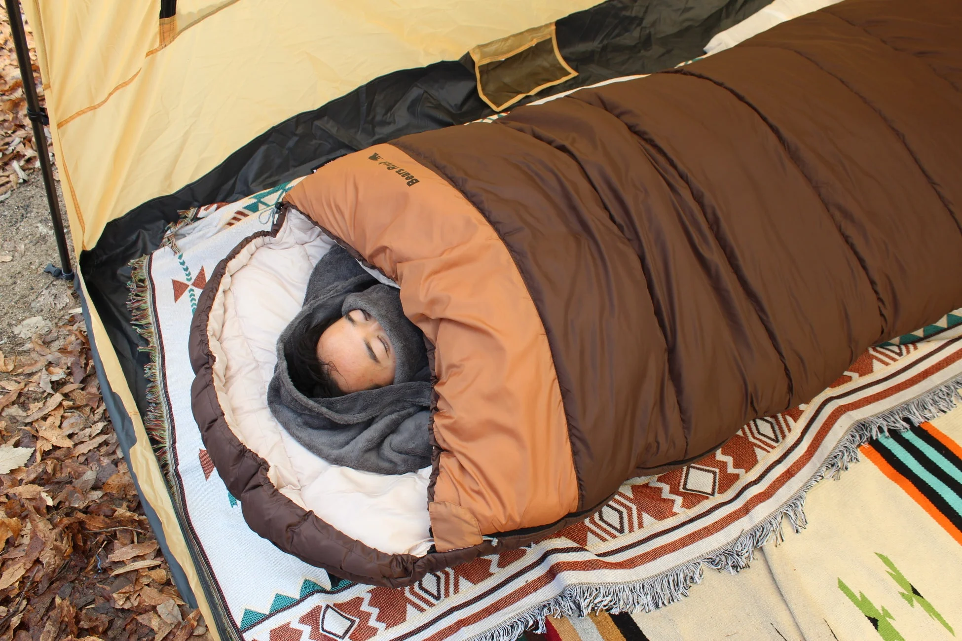 キャンプ、テント、寝袋、睡眠、アウトドア、リラックス、秋、落ち葉、ブランケット